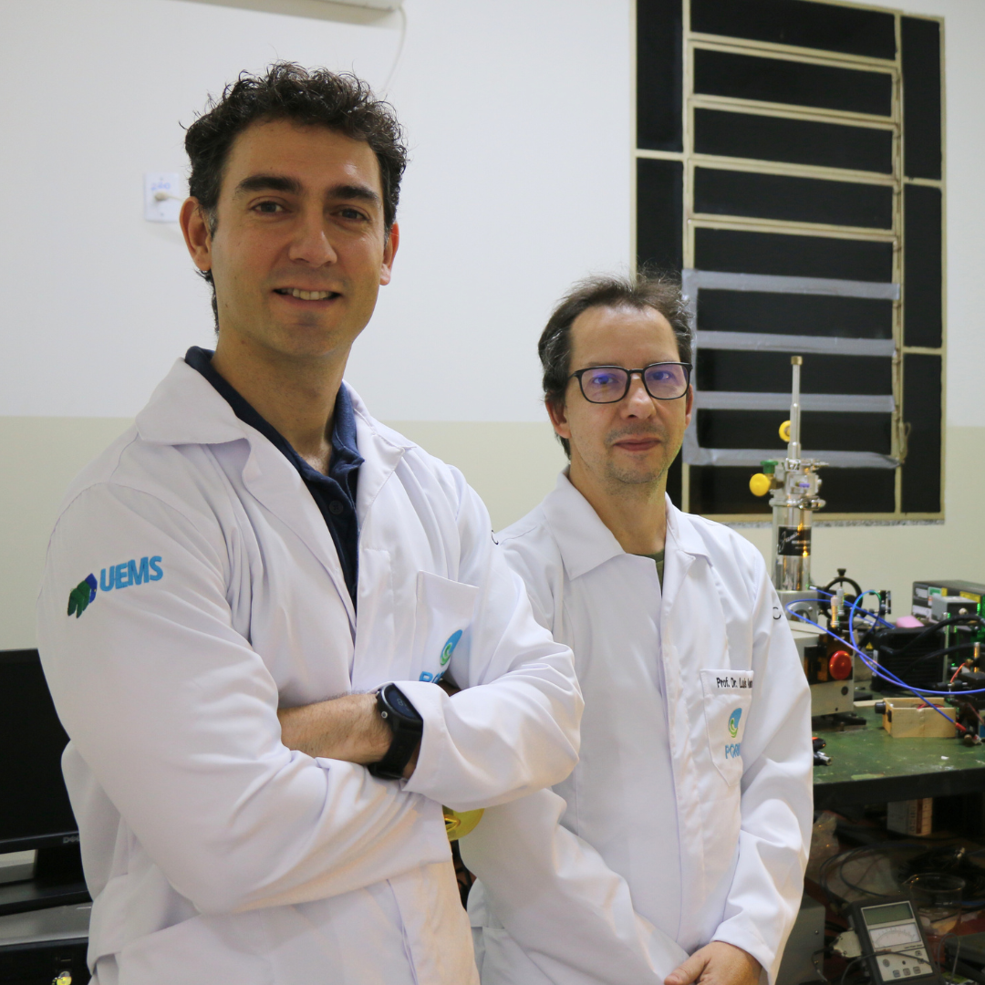Prof. dr. Jesús e Prof. dr. Luís Humberto em laboratório do CERNA/PGRN. (Foto: ACS/UEMS)
