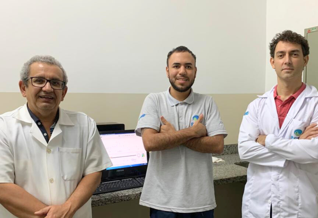Prof. dr. Gilberto, Leonardo Moreira e Silva Gomes (doutorando do PGRN) e o Prof. dr. Jesús. (Foto: Arquivo pessoal) 