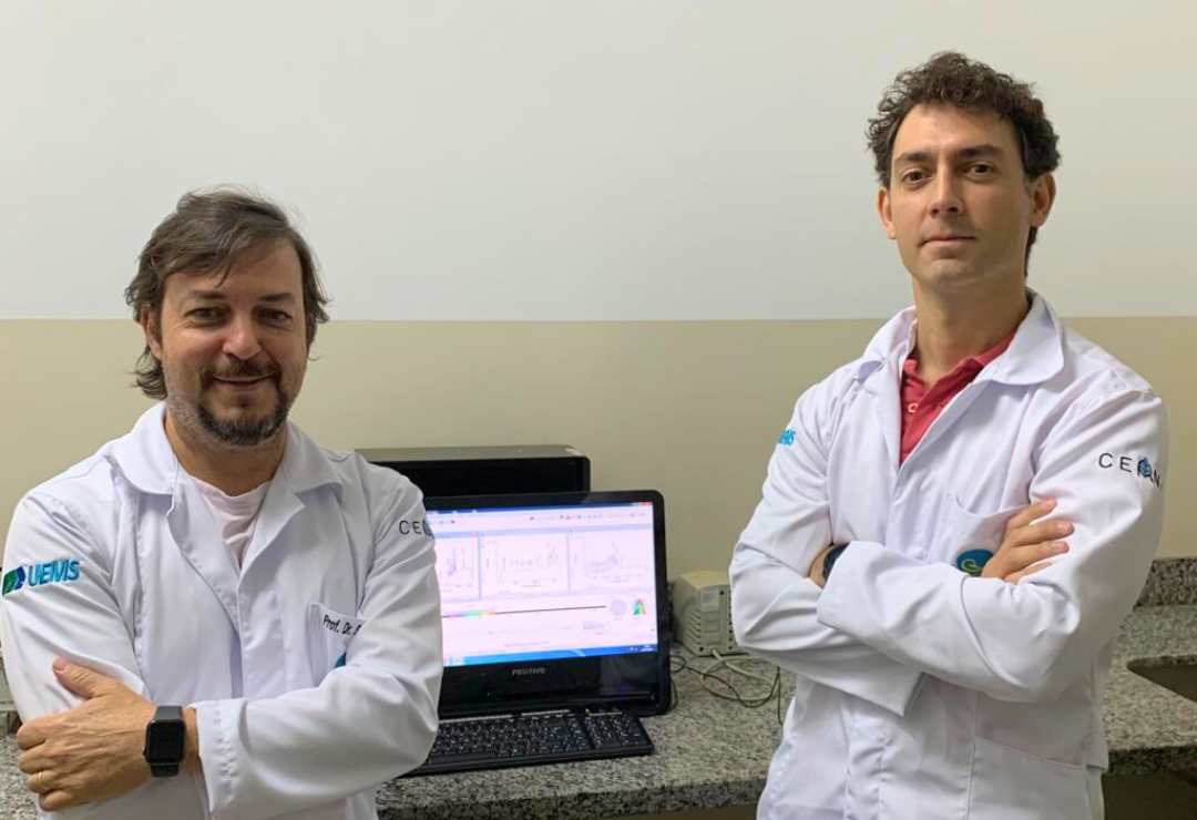 Prof. dr. Sandro e Prof. dr. Jesús em laboratório do CERNA/PGRN. (Foto: Arquivo pessoal)