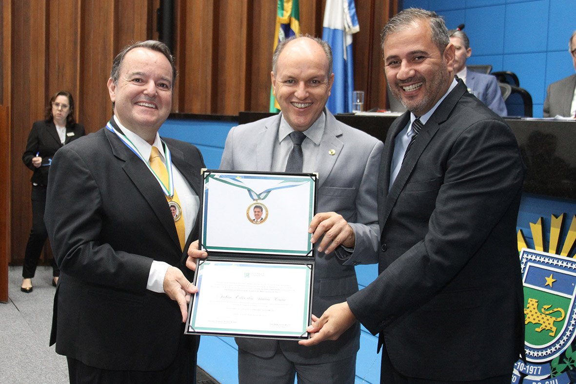 O ex-reitor da UEMS, Fábio Edir, o deputado estadual Junior Mochi e o atual reitor da UEMS, Laércio de Carvalho, durante a solenidade.